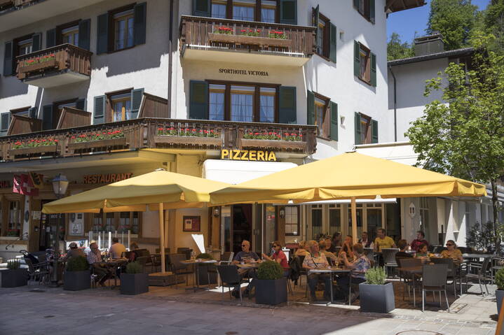 Terrasse Sporthotel Victoria Gstaad draussen Terrasse